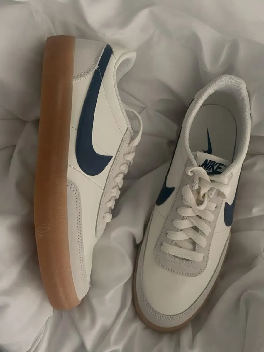 Foto original de las zapatillas, sacada con un celular sobre una cama