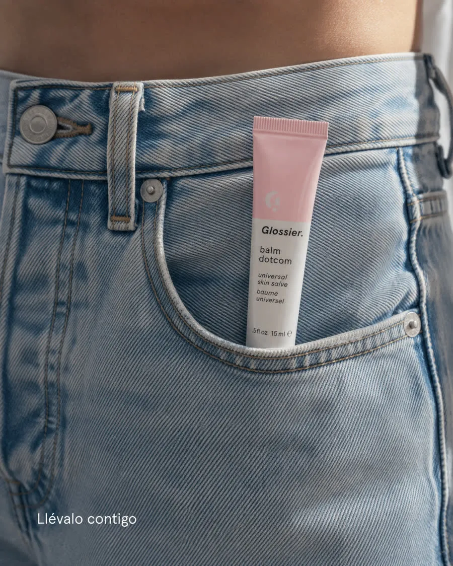 Anuncio de Glossier hecho con Prompt Ads